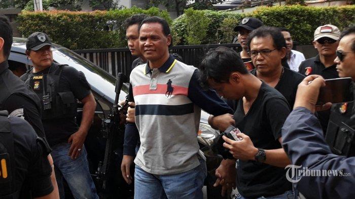 Petugas Polisi menggiring Hercules Rosario Marshal untuk diperiksa di Mapolres Metro Jakarta Barat, Rabu (21/11/2018). Tokoh pemuda asal Timor Timur tersebut ditetapkan sebagai tersangka kasus penyerangan dan penguasaan lahan di kawasan Jakarta Barat.