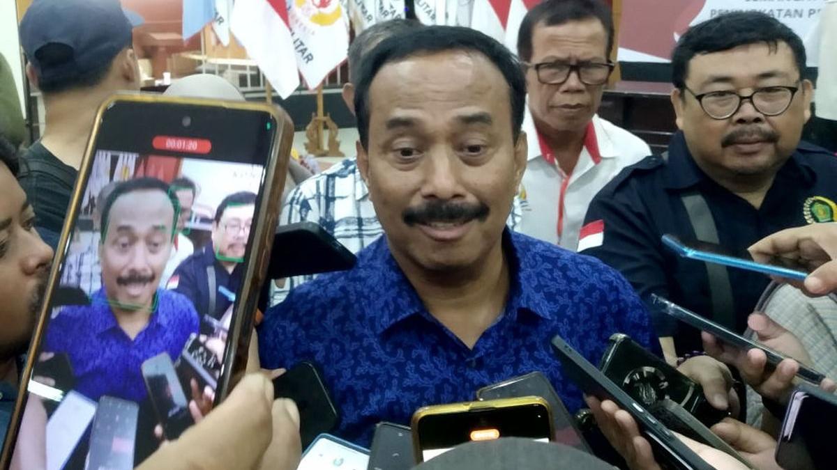 KASUS KETUA KONI - Mantan Wali Kota dua periode, M Samanhudi Anwar, menjawab pertanyaan awak media usai terpilih sebagai Ketua KONI Kota Blitar periode 2026-2030, Selasa (19/5/2026).