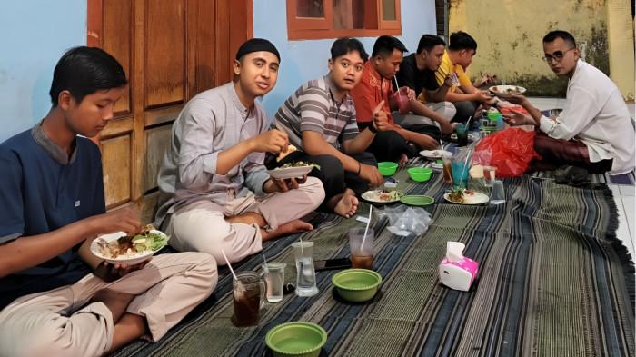 BUKA PUASA- Ilustrasi sejumlah pemuda saat mengadakan kegiatan buka puasa bersama di bulan Ramadan.