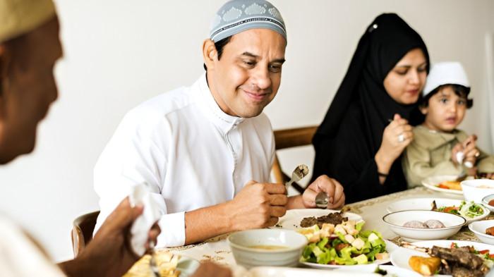 MAKAN BERSAMA- Ilustrasi keluarga muslim saat menikmati makanan di momen Idul Adha.