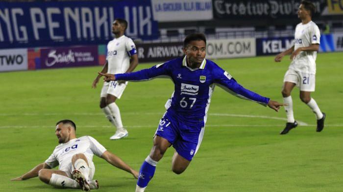 LAKUKAN SELEBRASI - Pemain sayap Persib Bandung, Saddil Ramdani, melakukan selebrasi setelah membobol gawang Lion City Sailors pada matchday pertama Grup G ACL 2 2025-2026 di Stadion Gelora Bandung Lautan Api, Kota Bandung, Kamis (18/9/2025) malam. Skor akhir 1-1.