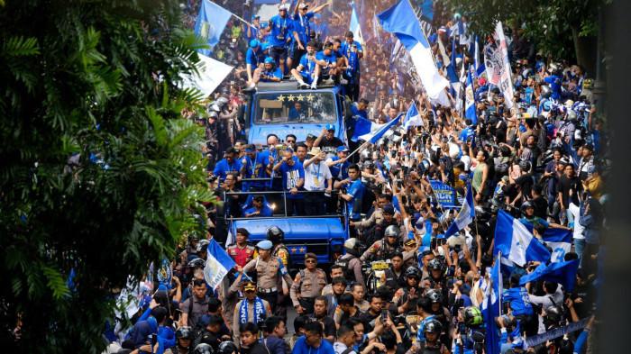 PAWAI - Konvoi Persib Juara di Kota Bandung pada musim 2024-2025 Liga 1 Indonesia.