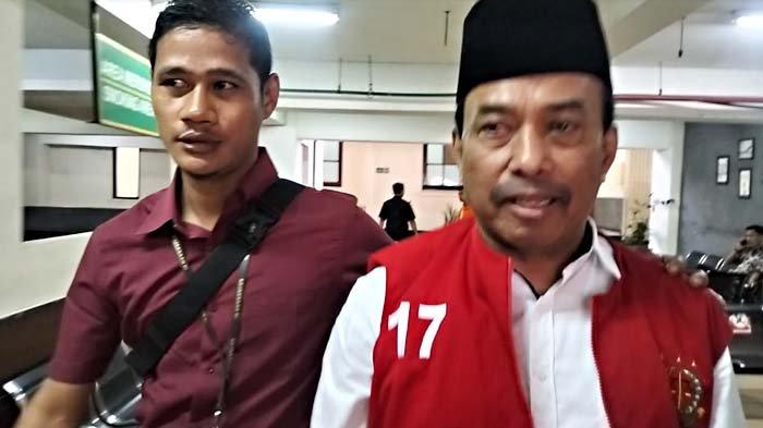 Samanhudi Anwar dibawa ke ruang tahanan seusai memberikan keterangan di depan majelis hakim Pengadilan Negeri Surabaya, Jumat (25/8/2023).