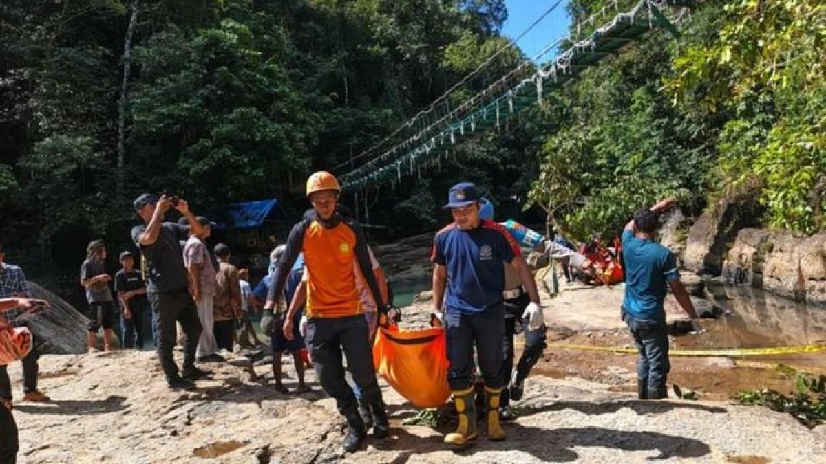 Tim SAR gabungan melakukan proses evakuasi terhadap Jurgen dan Astrid, dua WNA yang tewas usai terjatuh dari jembatan di kawasan air terjun NTT.