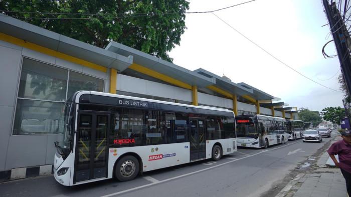 Aktivitas bus listrik pada minggu (24/5) di Kota Medan.