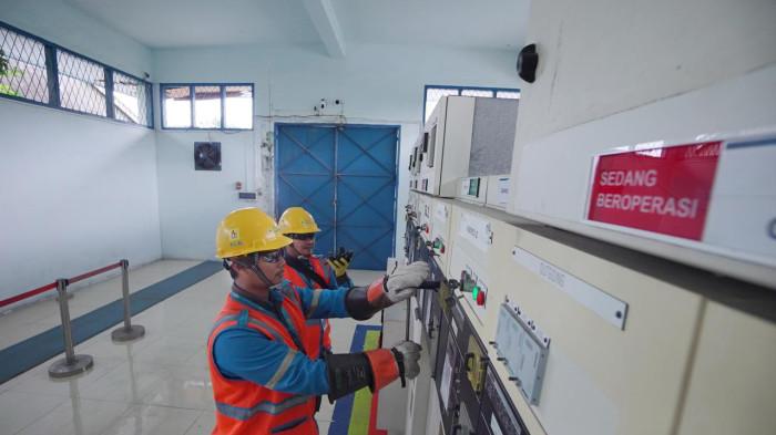 Proses Penormalan Jaringan 20 kV oleh Petugas PLN UID Sumatera Utara pada Gardu Hubung Helvetia.