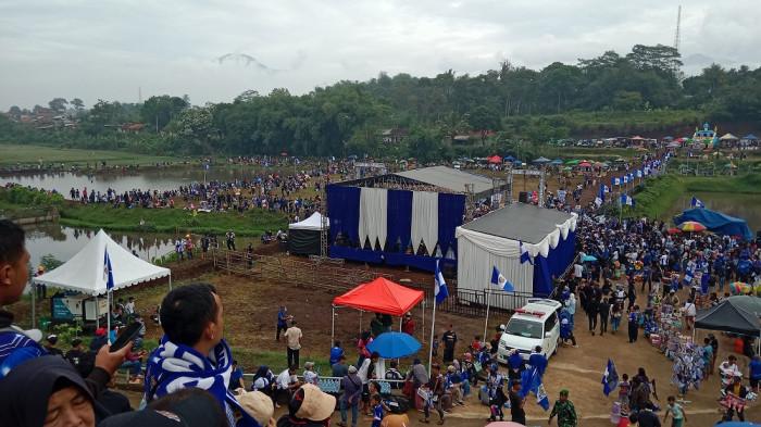NGAGOGO KOLAM - Ribuan bobotoh mulai memadati kawasan kolam milik bos Persib Bandung Umuh Muchtar di Kampung Ciluluk, Desa Margajaya, Kecamatan Tanjungsari, Kabupaten Sumedang, Senin (25/5/2026) pagi.