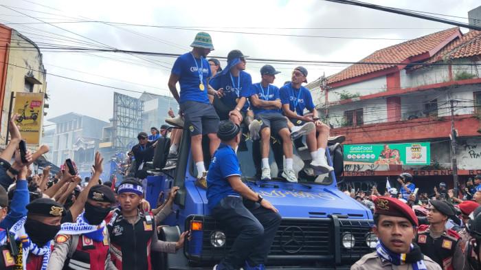 PAWAI JUARA - Para pemain Persib di atas mobil Unimog sedang menjalani pawai juara, Minggu (24/5/2026).Pawai digelar melewati sejumlah jalan utama dan berakhir di JPO Asia Afrika.