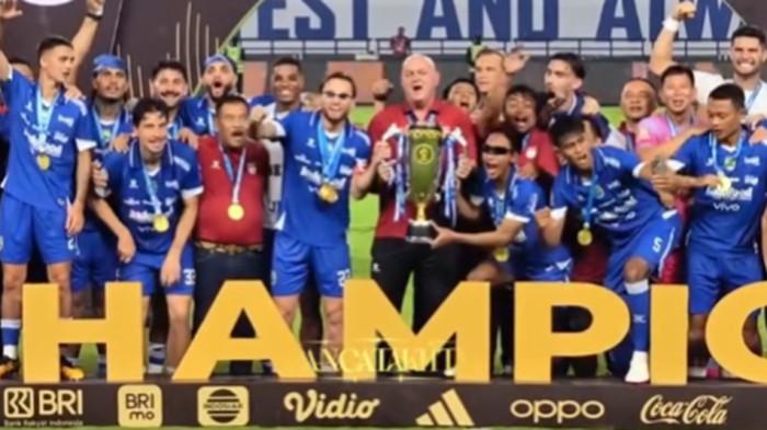 RAYAKAN JUARA - Para pemain Persib merayakan juara Super League 2025/2026 di Stadion GBLA, Kota Bandung, Sabtu (23/5/2026).
