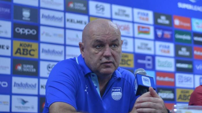 PUJI LAWAN - Pelatih Persib Bojan Hodak puji penampilan kiper Arema FC, Lucas Frigeri, usai laga berakhir 0-0, Jumat 24 April 2026 di Stadion GBLA. Hodak sebut persaingan takhta juara kini semakin menantang.