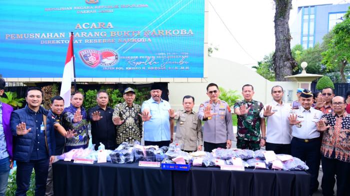 Polda Jambi kembali menunjukkan komitmennya dalam mendukung program Asta Cita Presiden Republik Indonesia terkait pemberantasan narkoba dengan memusnahkan barang bukti narkotika hasil pengungkapan kasus jaringan lintas provinsi, Kamis (21/5/2026).
