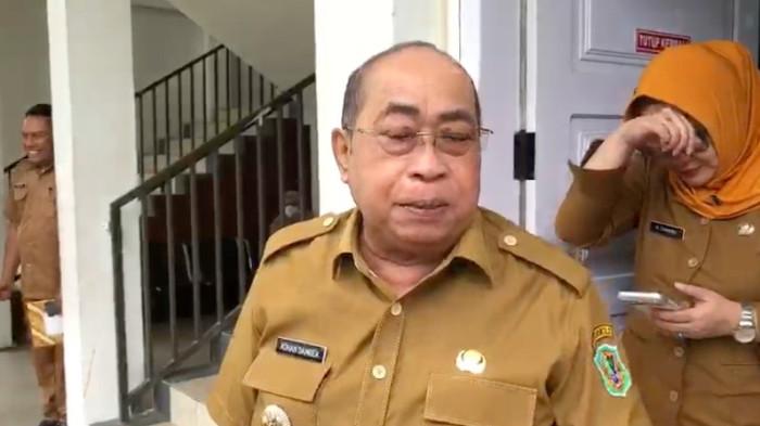 TUNGGAKAN TGR -- Wali Kota Gorontalo, Adhan Dambea, saat diwawancarai wartawan, Senin (25/5/2026). Pemkot memberi ultimatum kepada para kontraktor yang masih menunggak TGR.