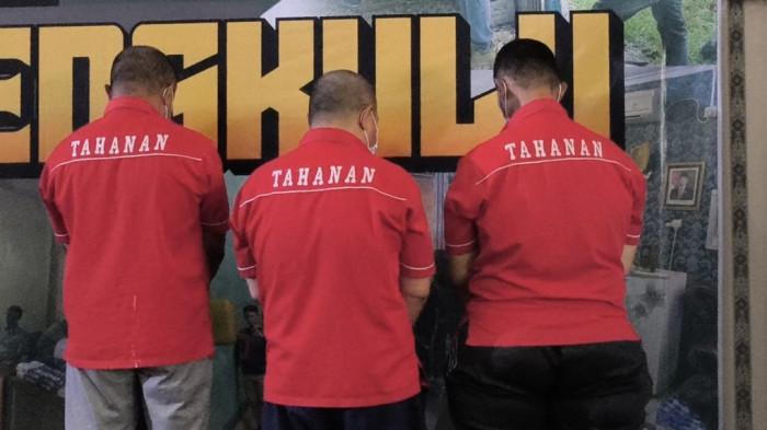 KORUPSI - Polda Bengkulu melalui Subdit Tipidkor Ditreskrimsus resmi menetapkan tiga tersangka dalam kasus dugaan korupsi penerimaan dan pengelolaan pegawai di Perumda Tirta Hidayah Kota Bengkulu, Senin (27/10/2025). Kasus yang terjadi antara tahun anggaran 2023 hingga Mei 2025 ini diperkirakan merugikan negara hingga Rp 5,5 miliar.