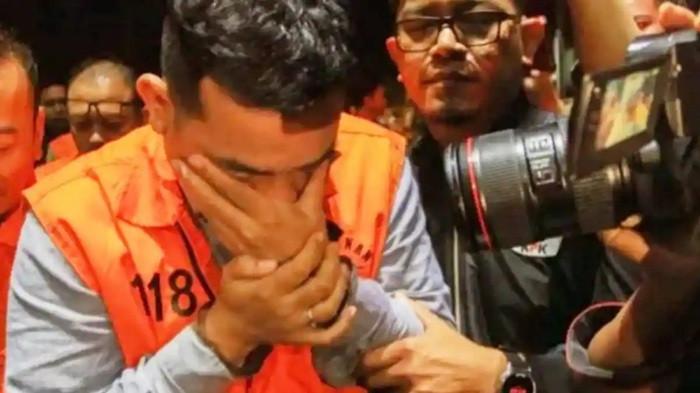 Sosok John Field (JF), pemilik sekaligus bos PT Blueray Cargo, perusahaan jasa impor yang berdiri sejak 2001. Ia turut menjadi tersangka kasus dugaan suap dan gratifikasi terkait importasi barang ilegal atau berkualitas rendah (KW) di lingkungan Direktorat Jenderal Bea dan Cukai (DJBC) Kementerian Keuangan.