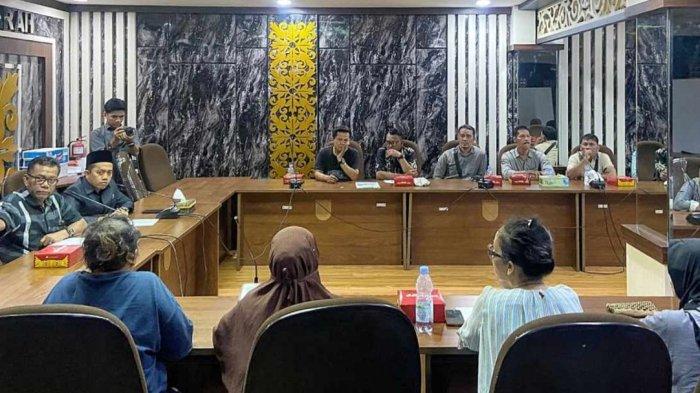 DPRD Pekanbaru hearing dengan pedagang Pasar Kodim, yang berjualan di gedung Peputra Maha Jaya (PMJ) Plaza The Central, Jalan Ahmad Yani Pekanbaru, Senin (27/4/2026
