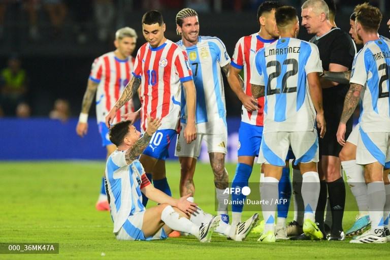 Pemain depan Argentina bernomor punggung 10 Lionel Messi (kiri) melakukan protes dari lapangan selama pertandingan kualifikasi Piala Dunia FIFA 2026 Amerika Selatan antara Paraguay dan Argentina di stadion Ueno Defensores del Chaco di Asuncion pada tanggal 14 November 2024.