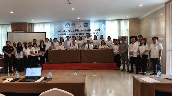 KEGIATAN - Universitas Sam Ratulangi (Unsrat) Manado menggelar kegiatan Focus Group Discussion (FGD) terkait revisi Rencana Strategis (Renstra) periode 2025–2029 di Hotel NDC Manado, Senin (25/5/2026) pukul 15.00 WITA. Kegiatan tersebut dibuka secara langsung oleh Rektor Unsrat Prof. Dr. Ir. Oktovian Berty Alexander Sompie, M.Eng., IPU., ASEAN Eng.