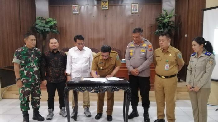 RAKOR - Wakil Bupati Bolmong Dony Lumenta, secara resmi membuka kegiatan rapat koordinasi reforma agraria di atas pengelolaan Badan Bank Tanah, Senin (25/05/2026).