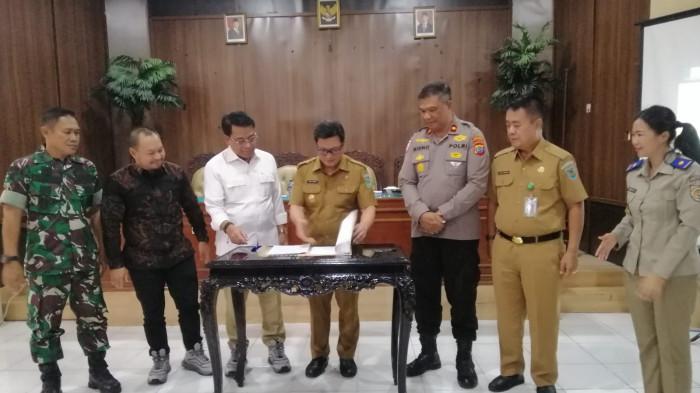 RAKOR - Wakil Bupati Bolmong Dony Lumenta, secara resmi membuka kegiatan rapat koordinasi reforma agraria di atas pengelolaan Badan Bank Tanah, Senin (25/05/2026).