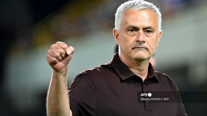 Pelatih Roma asal Portugal Jose Mourinho melakukan selebrasi usai pertandingan sepak bola Serie A Italia Salernitana vs As Roma di stadion Arechi di Salerno pada 29 Agustus 2021.