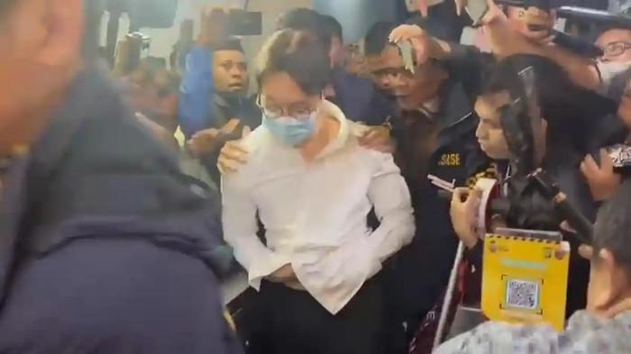 DITAHAN - Tersangka Richard Lee saat digiring penyidik menuju Rumah Tahanan (Rutan) Salemba cabang Polda Metro Jaya, Jakarta Pusat, Jumat (6/3/2026).