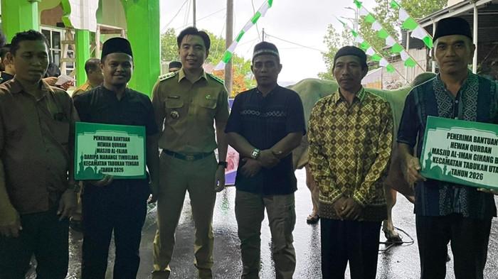 Bupati Kepulauan Sangihe Michael Thungari menyerahkan hewan kurban bantuan Presiden