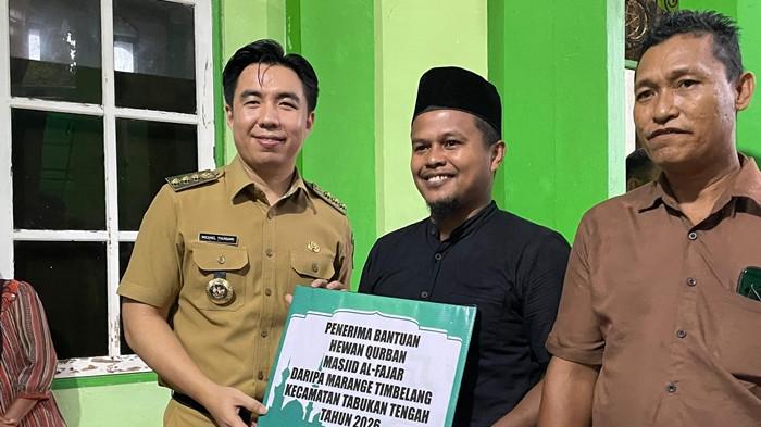 PEMKAB SANGIHE - Bupati Kepulauan Sangihe Michael Thungari serahkan hewan kurban