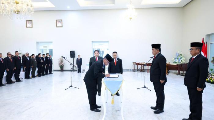 SAH - John Ismael Marentek sah dilantik menjadi Kepala Badan Kepegawaian Daerah (BKD) Provinsi Sulut, Senin (25/5/2026). Pelantikan dipimpin langsung Gubernur Sulut Yulius Selvanus Komaling (YSK) di Wisma Negara Bumi Beringin, Kota Manado.