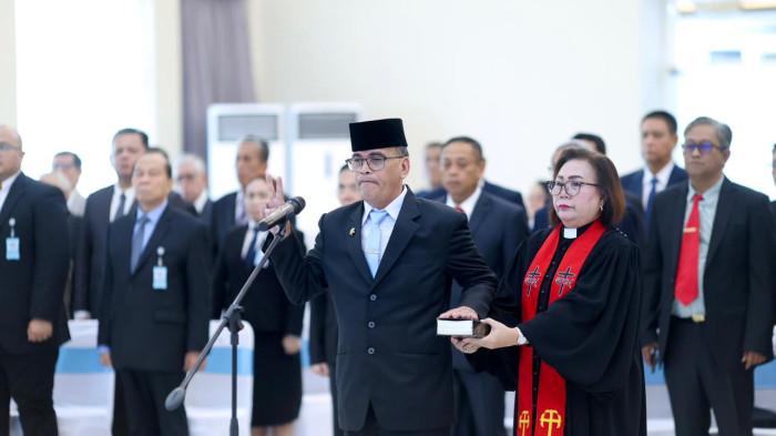 SAH - John Ismael Marentek sah dilantik menjadi Kepala Badan Kepegawaian Daerah (BKD) Provinsi Sulut, Senin (25/5/2026). Pelantikan dipimpin langsung Gubernur Sulut Yulius Selvanus Komaling (YSK) di Wisma Negara Bumi Beringin, Kota Manado.