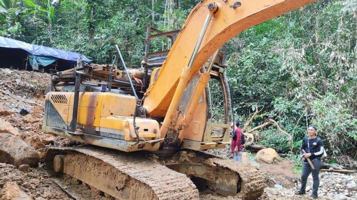 Petugas Polres Bungo mengamankan alat berat yang dipakai untuk penambangan emas ilegal. TRIBUN JAMBI/ISTIMEWA