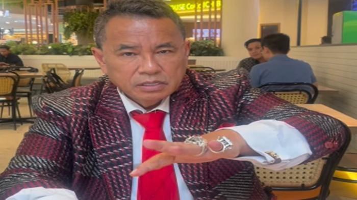 Hotman paris dalam unggahannya.