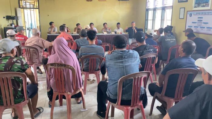 DATANGI KANTOR DESA JATITUJUH - Aksi ratusan warga yang mendatangi dan menyegel kantor bale desa Jatitujuh, Senin (25/5/2026)