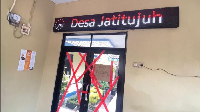 KANTOR DESA JATITUJUH DISEGEL - Sejumlah warga Desa Jatitujuh, Kecamatan Jatitujuh, Kabupaten Majalengka melakukan aksi di kantor bale desa, Senin (25/5/2026). Kantor desa disegel warga