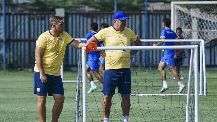 LATIHAN PERSIB - Pelatih Persib Bandung Bojan Hodak (kanan) dan asisten pelatih Igor Tolic (kiri) dalam sesi latihan Persib Bandung di Lapangan Pendamping Stadion Gelora Bandung Lautan Api (GBLA), Jumat (5/9/2025).