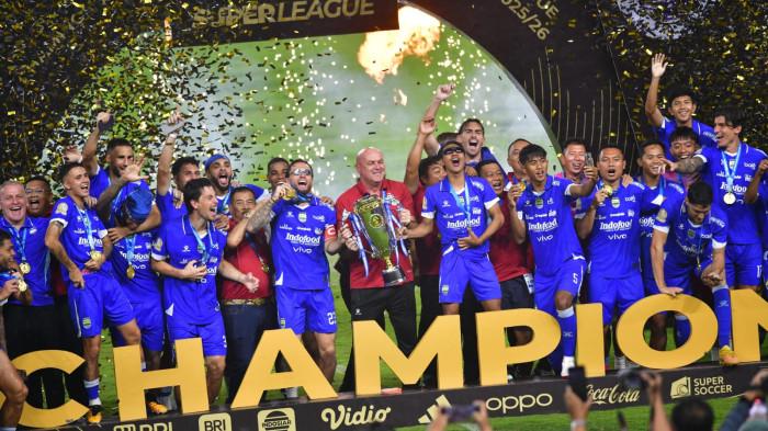 Persib Bandung resmi menobatkan diri sebagai kesebelasan pertama dalam sejarah sepak bola tanah air yang sukses mengamankan takhta tertinggi nasional selama tiga musim berturut-turut. Catatan three-peat tersebut dipastikan usai Maung Bandung menyudahi laga terakhir kontra Persijap Jepara di Stadion Gelora Bandung Lautan Api pada Sabtu, 23 Mei 2026.