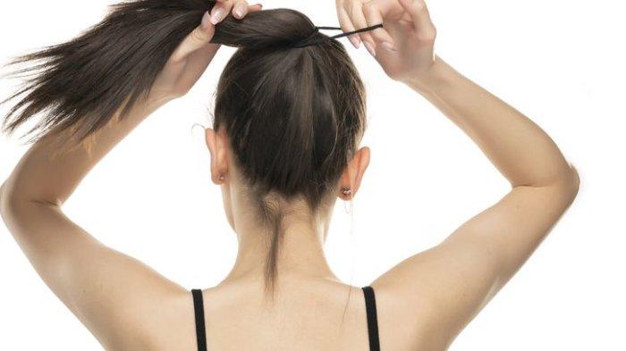 Ilustrasi mengikat rambut terlalu kencang bisa menyebabkan rambut rontok