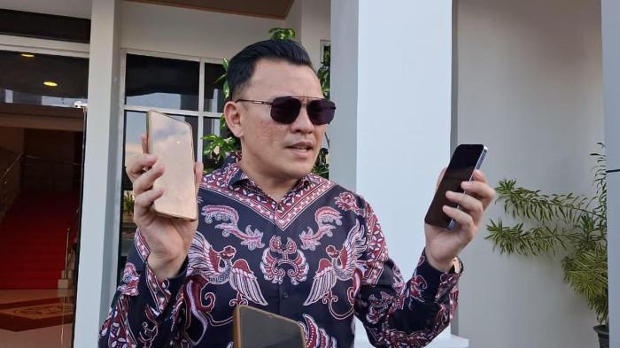 Pengacara kontraktor Hironimus Sonbay alias Roni, Fransisco Bernando Bessi, kembali menjalani pemeriksaan di bagian Asisten Pengawasan (Aswas) Kejaksaan Tinggi (Kejati) Nusa Tenggara Timur (NTT), Senin (11/5/2026).(KOMPAS.com/SIGIRANUS MARUTHO BERE)