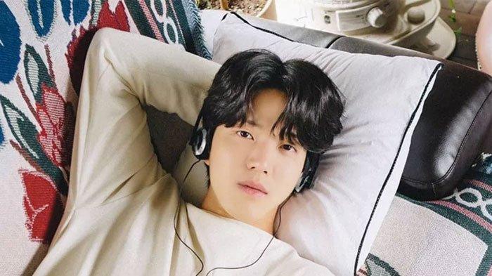 RUMOR ASMARA DOWOON - Drummer band Korea Selatan DAY6, Dowoon, dirumorkan menjalin hubungan dengan influencer sekaligus YouTuber Yoo Ji Yoo setelah netizen menemukan sejumlah dugaan bukti kedekatan keduanya yang viral di media sosial.
