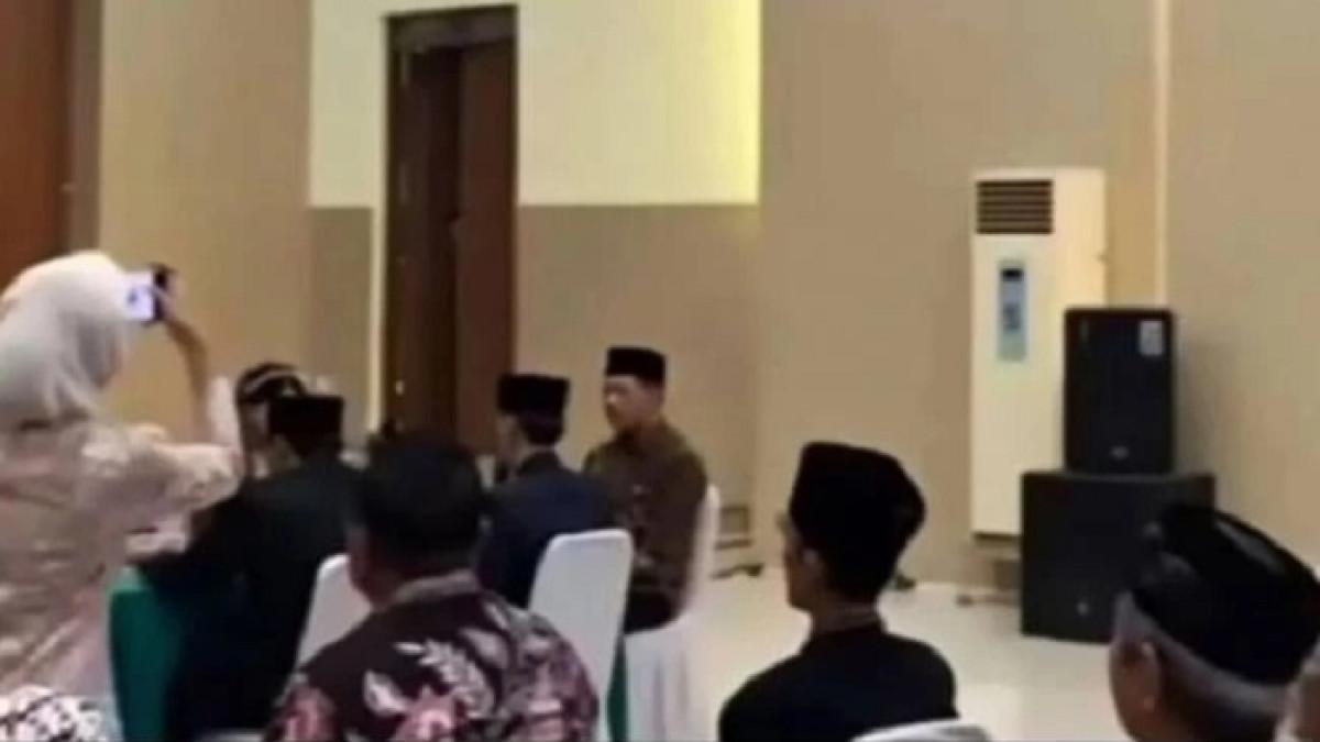 Resepsi pernikahan di Bekasi berlangsung seadanya tanpa dekorasi dan hidangan usai pasangan pengantin diduga ditipu pihak WO, Sabtu (23/5/2026).