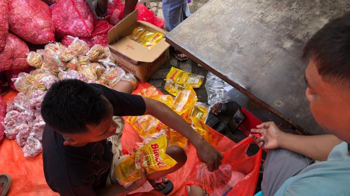 PAKET SEMBAKO -- Seorang warga melakukan packing paket sembako