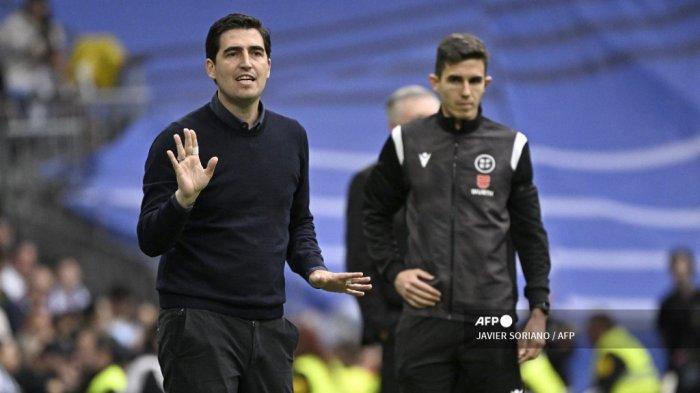 Pelatih Rayo Vallecano Spanyol Andoni Iraola memberi isyarat di pinggir lapangan selama pertandingan sepak bola liga Spanyol antara Real Madrid CF dan Rayo Vallecano de Madrid di stadion Santiago Bernabeu di Madrid pada 24 Mei 2023.