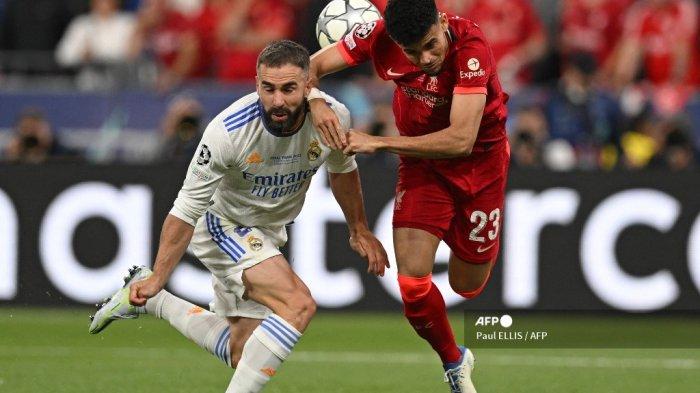 Bek Real Madrid Spanyol Dani Carvajal (kiri) berebut bola dengan gelandang Liverpool Kolombia Luis Diaz selama pertandingan sepak bola final Liga Champions UEFA antara Liverpool dan Real Madrid di Stade de France di Saint-Denis, utara Paris, pada 28 Mei, 2022.