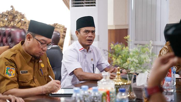 DPRD - Wakil Ketua I DPRD Provinsi Bengkulu yang juga menjabat Ketua KONI Provinsi Bengkulu, Teuku Zulkarnain saat ikut rapat tertutup, di ruang kerja Sekda Provinsi Bengkulu, Kantor Gubernur Bengkulu, Kota Bengkulu, Senin (18/5/2026).