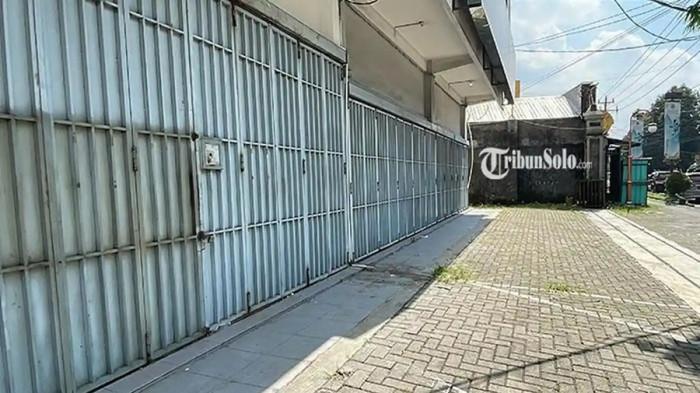 PENGGEREBEKAN RUKO - Sebuah ruko tiga lantai di Jalan Ir Soekarno, Desa Kwarasan, Kecamatan Grogol, Kabupaten Sukoharjo digerebek polisi dari Polda Jateng pada Rabu (20/5/2026). Ruko ternyata telah menjadi markas sindikat penipuan online (scam) internasional.