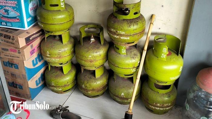 ILUSTRASI.  Tumpukan tabung gas elpiji bersubsidi 3 kilogram di warung milik Ahmad Basuni (20), di Desa Ngijo, Kecamatan Tasikmadu, Kabupaten Karanganyar, Senin (3/2/2025). Jelang lebaran pemerintah mengajukan tambahan pasokan.