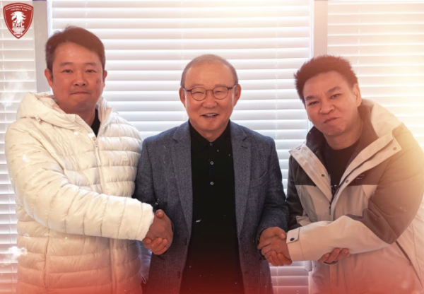 Kanchanaburi Power FC chairman Prawat Kithammakuni (L) meets coach Park Hang-seo (C) to negotiate a contract in South Korea in May 2026. Photo by Kanchanaburi Power FC