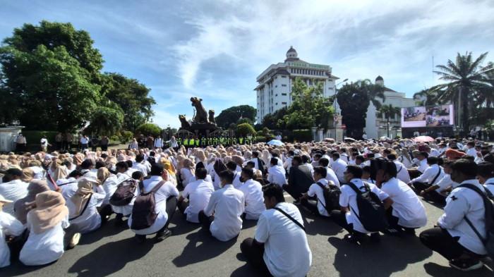 AKSI DAMAI - Ribuan guru tidak tetap (GTT) non-Dapodik menggelar aksi damai di depan Kantor Pemerintah Kabupaten Ponorogo, Jawa Timur, Selasa (26/5/2026). Mereka menuntut pemerintah daerah segera membuka regulasi, agar keberadaan guru honorer non-Dapodik diakui dan dimasukkan ke dalam Data Pokok Pendidikan (Dapodik).