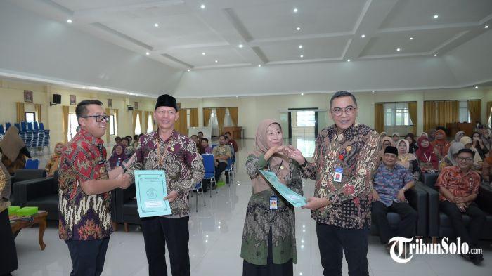 Wakil Bupati Karanganyar Adhe Eliana menyerahkan puluhan surat keputusan (SK)