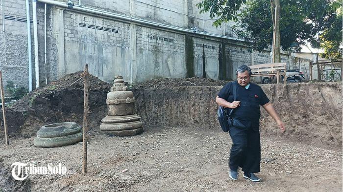 TEMUAN STUPA - Warga Desa Nepen, Kecamatan Teras, Boyolali, digegerkan temuan benda diduga stupa candi Buddha saat proses pembukaan jalan, Kamis (14/5/2026). Temuan itu diduga merupakan bagian struktur bangunan ibadah umat Buddha pada masa lampau.