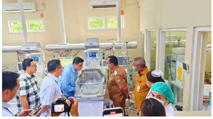 KUNJUNGAN: Bupati Minahasa, Robby Dondokambey melakukan kunjungan kemanusiaan di RSUP Prof. Dr. R. D. Kandou Manado, Senin (25/05/2026). Jenguk bayi terlantar asal Kabupaten Minahasa.